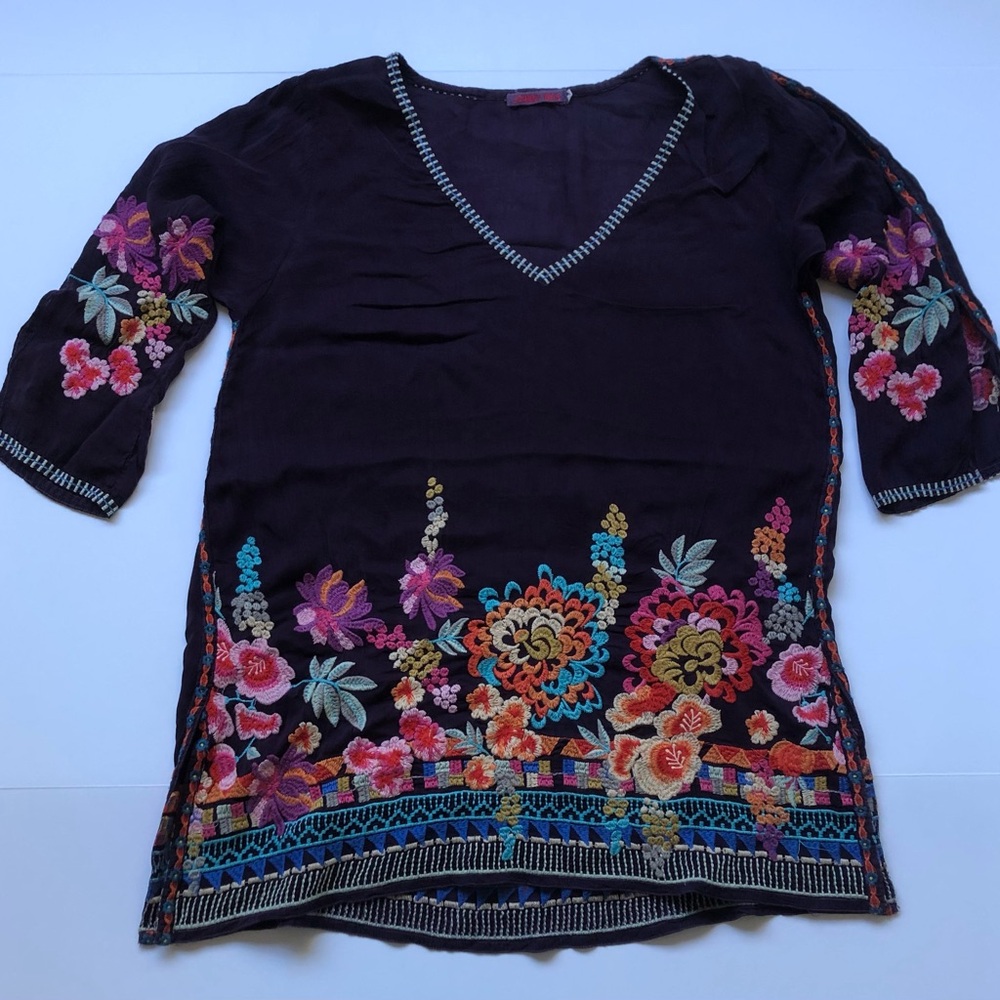 JOHNNY WAS Embroidered Floral Black Stitched Vneck Bohemian Top SZ S